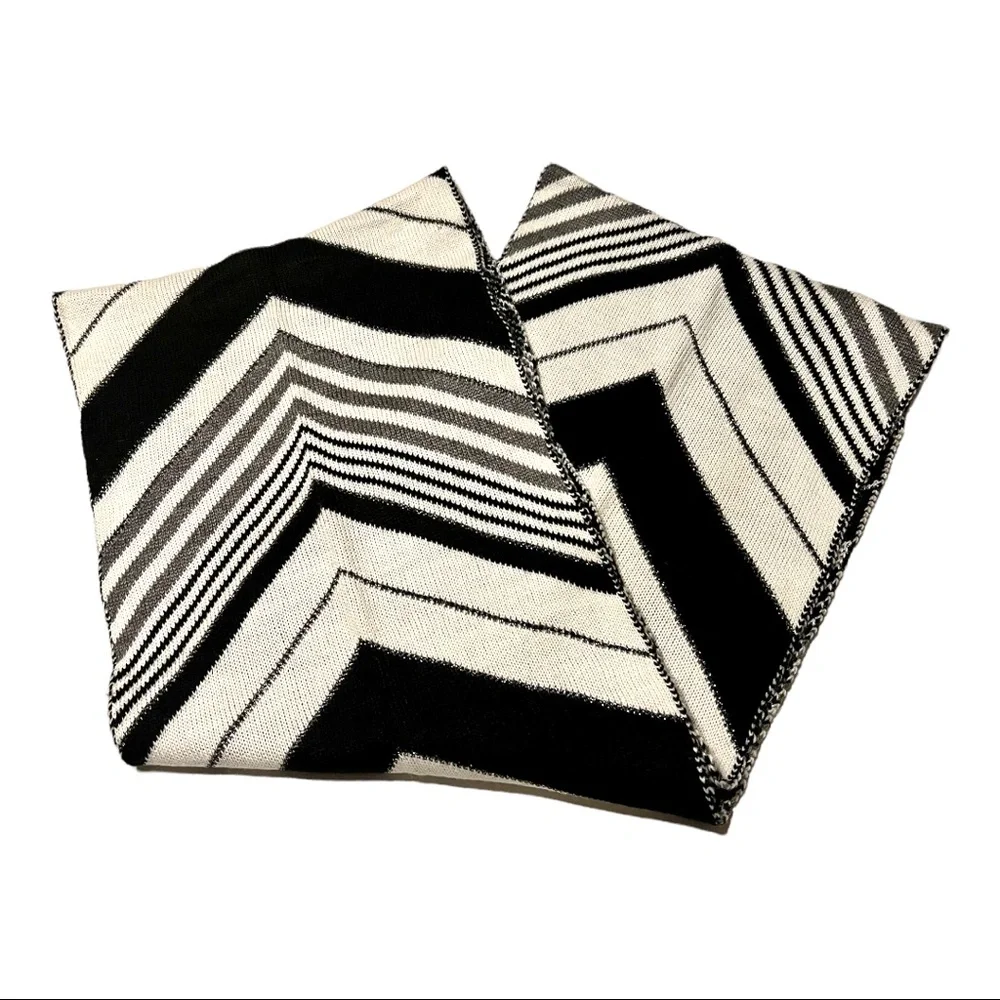 CALVIN KLEIN: Infinity Loop Knit Geometric Print Scarf